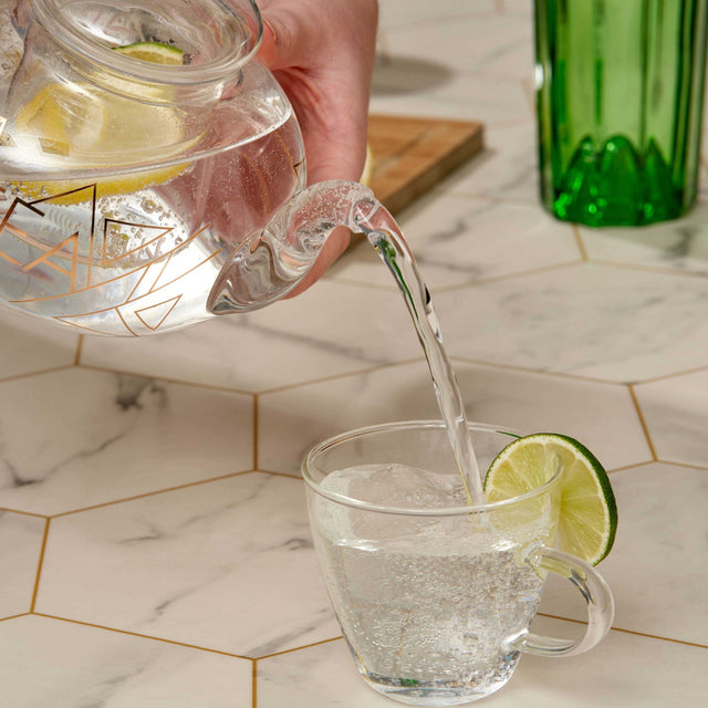 Gin Teekrug aus Glas mit Tassen