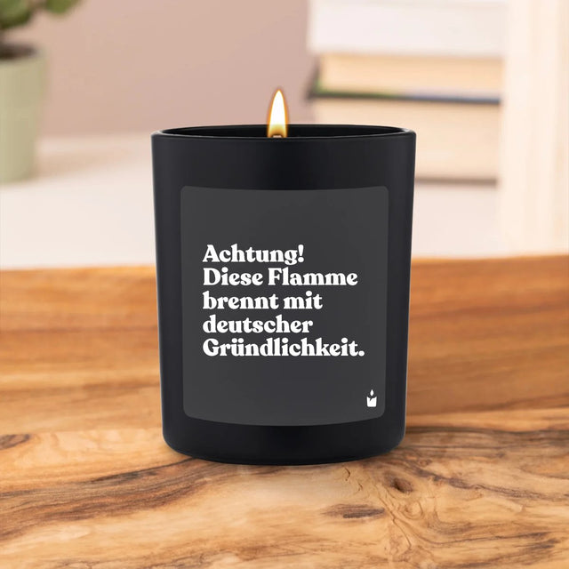 Duftkerze Schwarz Woody Achtung! Diese Flamme brennt mit deutscher Gründlichkeit. von ChattyCandles