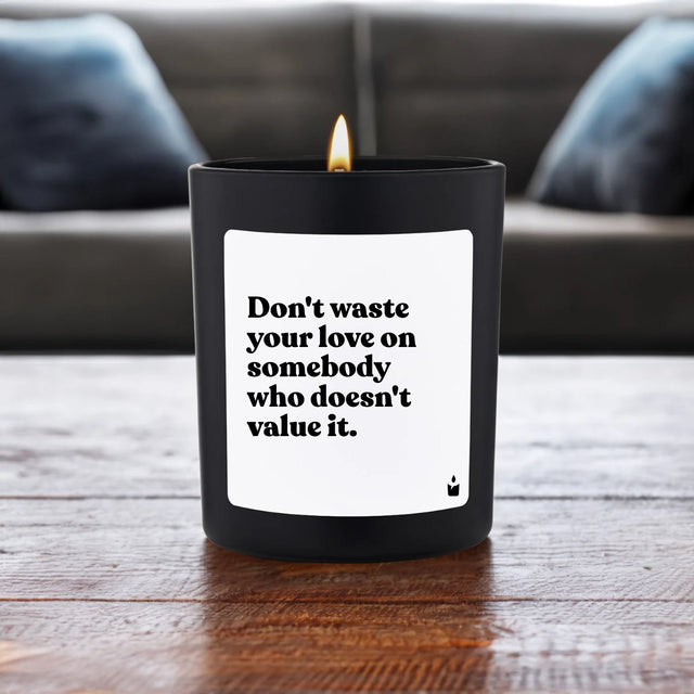 Duftkerze Schwarz Woody Don't waste your love on somebody who doesn't value it. von ChattyCandles