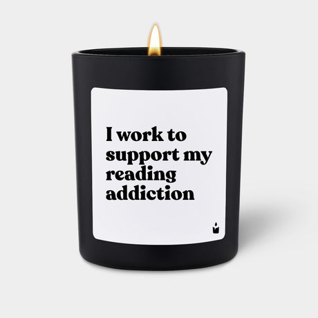 Duftkerze Schwarz Woody I work to support my reading addiction von ChattyCandles