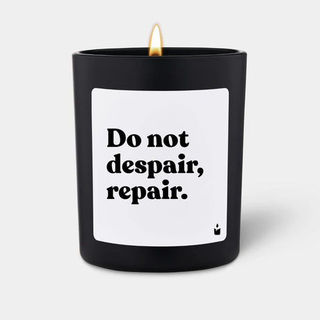Duftkerze Schwarz Woody Do not despair, repair. von ChattyCandles