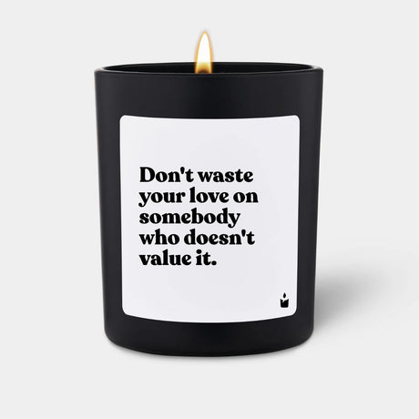 Duftkerze Schwarz Woody Don't waste your love on somebody who doesn't value it. von ChattyCandles