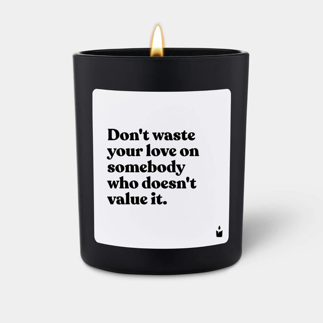 Duftkerze Schwarz Woody Don't waste your love on somebody who doesn't value it. von ChattyCandles