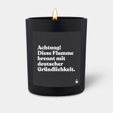 Duftkerze Schwarz Woody Achtung! Diese Flamme brennt mit deutscher Gründlichkeit. von ChattyCandles