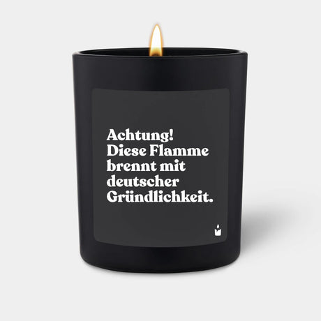 Duftkerze Schwarz Woody Achtung! Diese Flamme brennt mit deutscher Gründlichkeit. von ChattyCandles