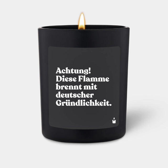 Duftkerze Schwarz Woody Achtung! Diese Flamme brennt mit deutscher Gründlichkeit. von ChattyCandles