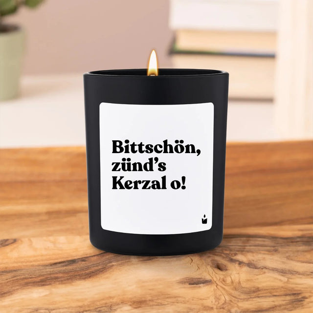 Duftkerze Schwarz Flowery Bittschön, zünd’s Kerzal o! von ChattyCandles