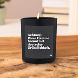 Duftkerze Schwarz Woody Achtung! Diese Flamme brennt mit deutscher Gründlichkeit. von ChattyCandles