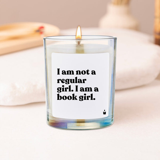 Duftkerze Rainbow Flowery I am not a regular girl. I am a book girl. von ChattyCandles