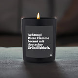 Duftkerze Schwarz Woody Achtung! Diese Flamme brennt mit deutscher Gründlichkeit. von ChattyCandles
